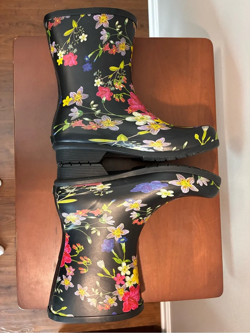Chooka Kalista Classic Mid Calf Rubber Rain Boots Black Floral Women’s Size 8